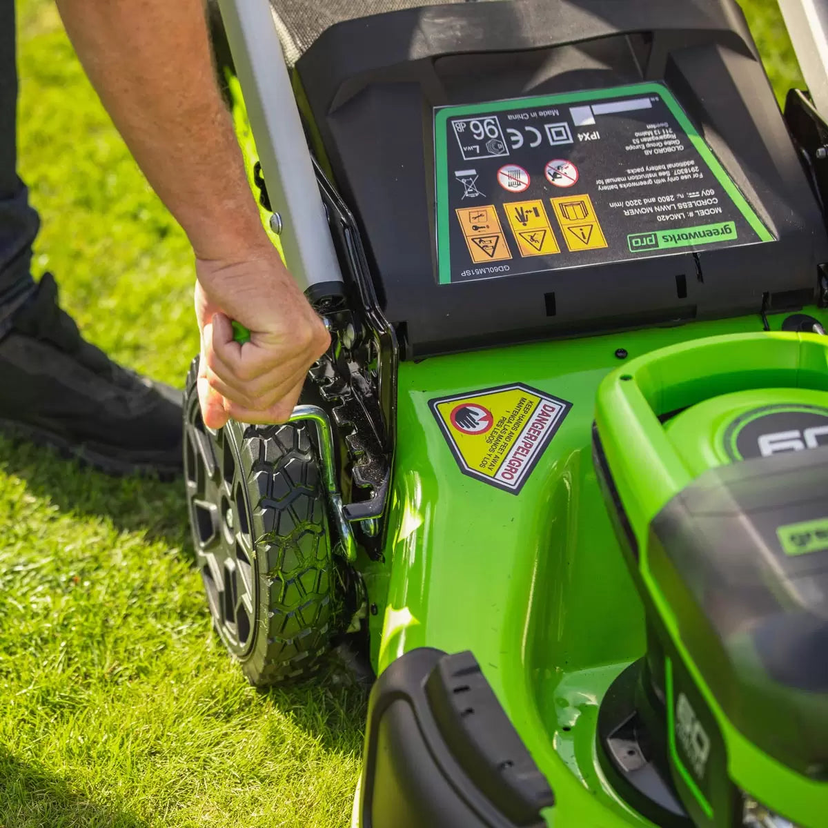 Greenworks 60V (4Ah) 46cm Self-Propelled Cordless Battery Lawnmower with 1 x 4Ah