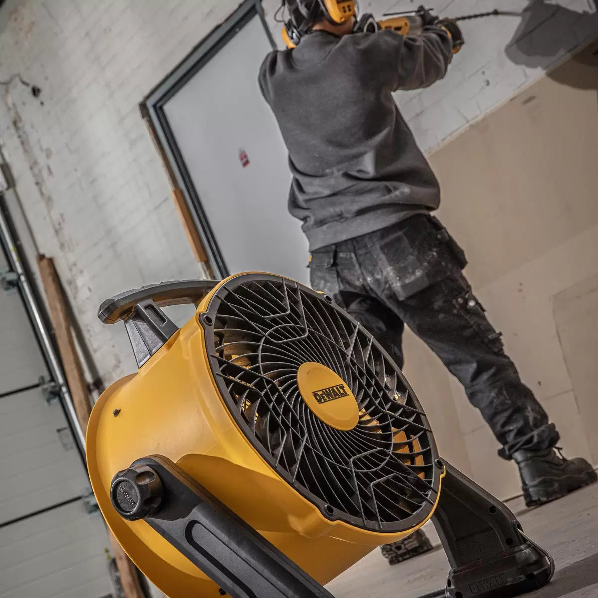 DEWALT® 16" Bench Top Fan