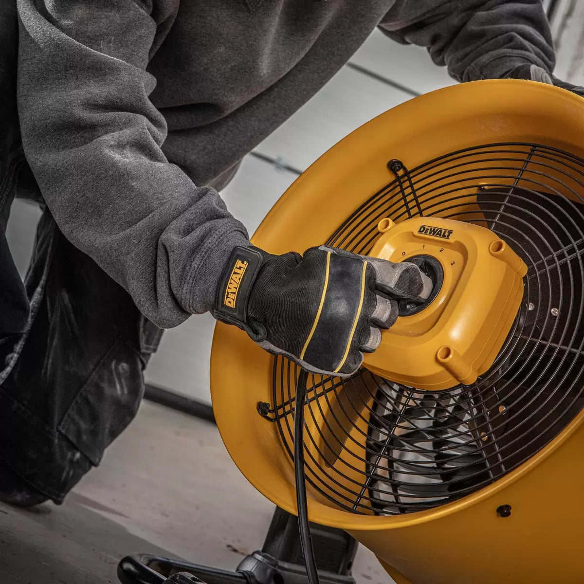 DEWALT® 16" Bench Top Fan