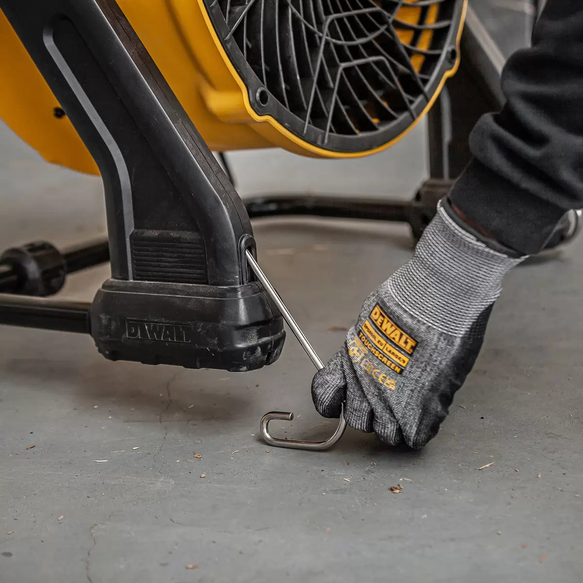 DEWALT® 16" Bench Top Fan