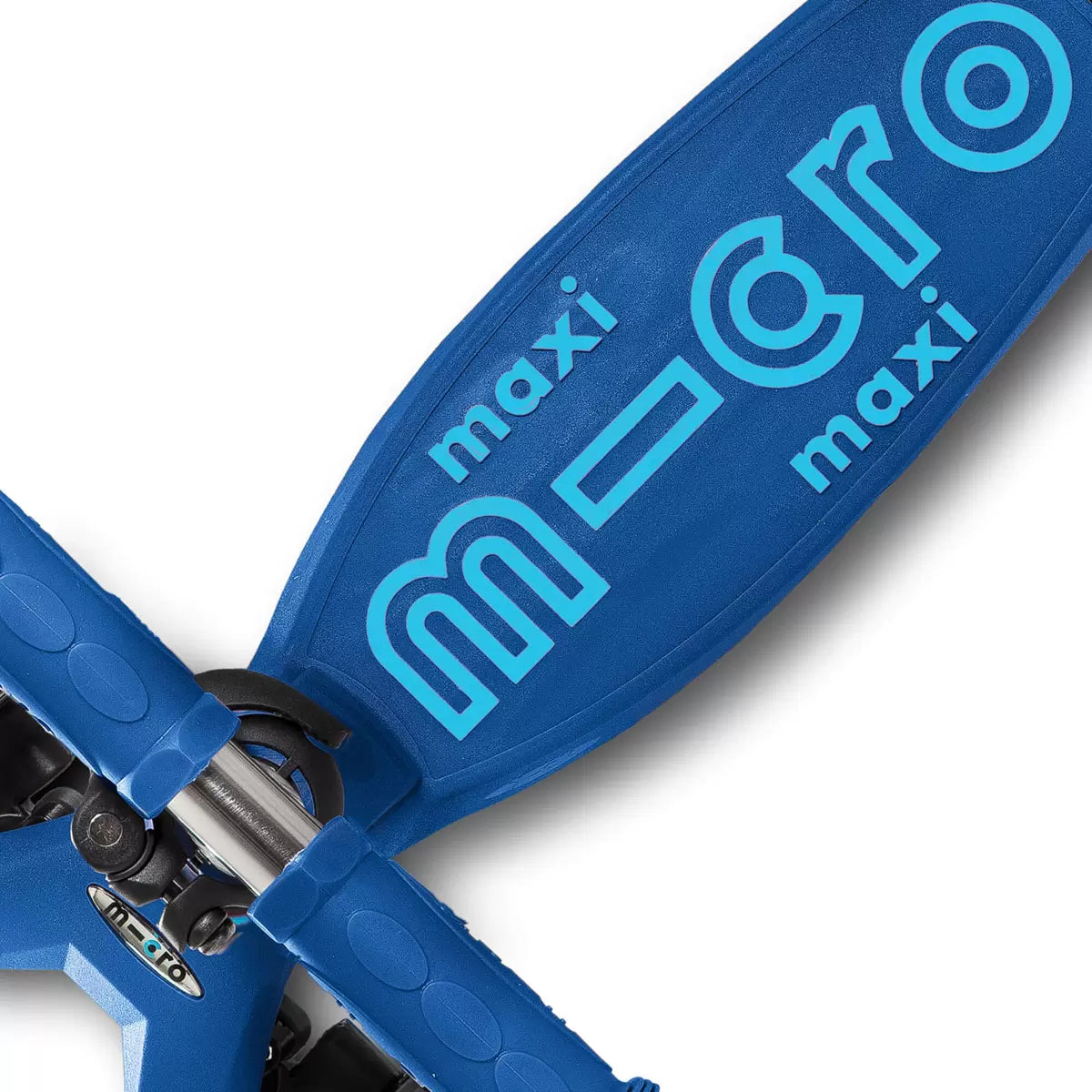 Micro Maxi Deluxe LED Navy Scooter with Blue Helmet and Vehicle Lunch Bag (5+