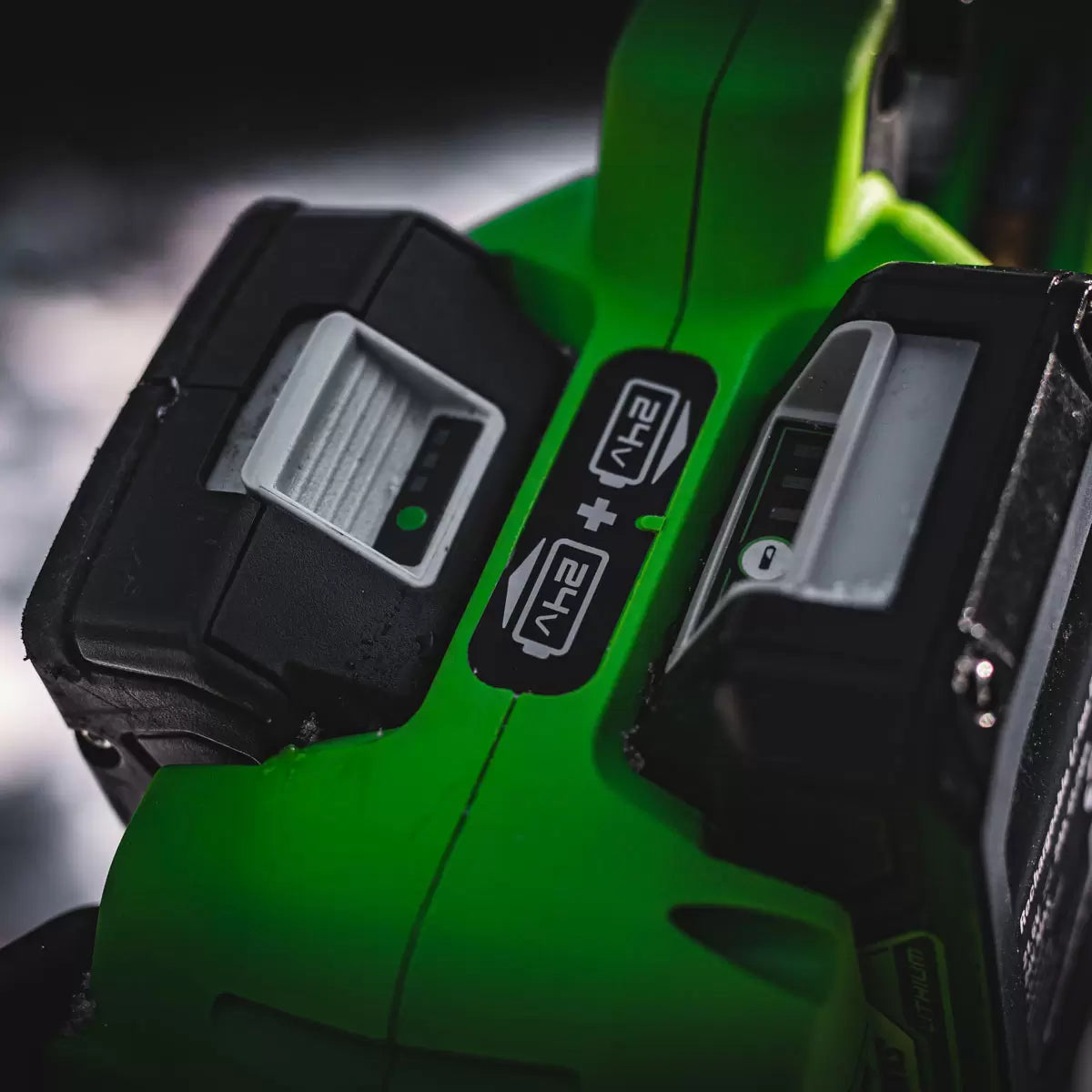 Greenworks 48V 36cm Cordless Brushless Chainsaw + 2 x 24V (4Ah) Battery & 2Ah