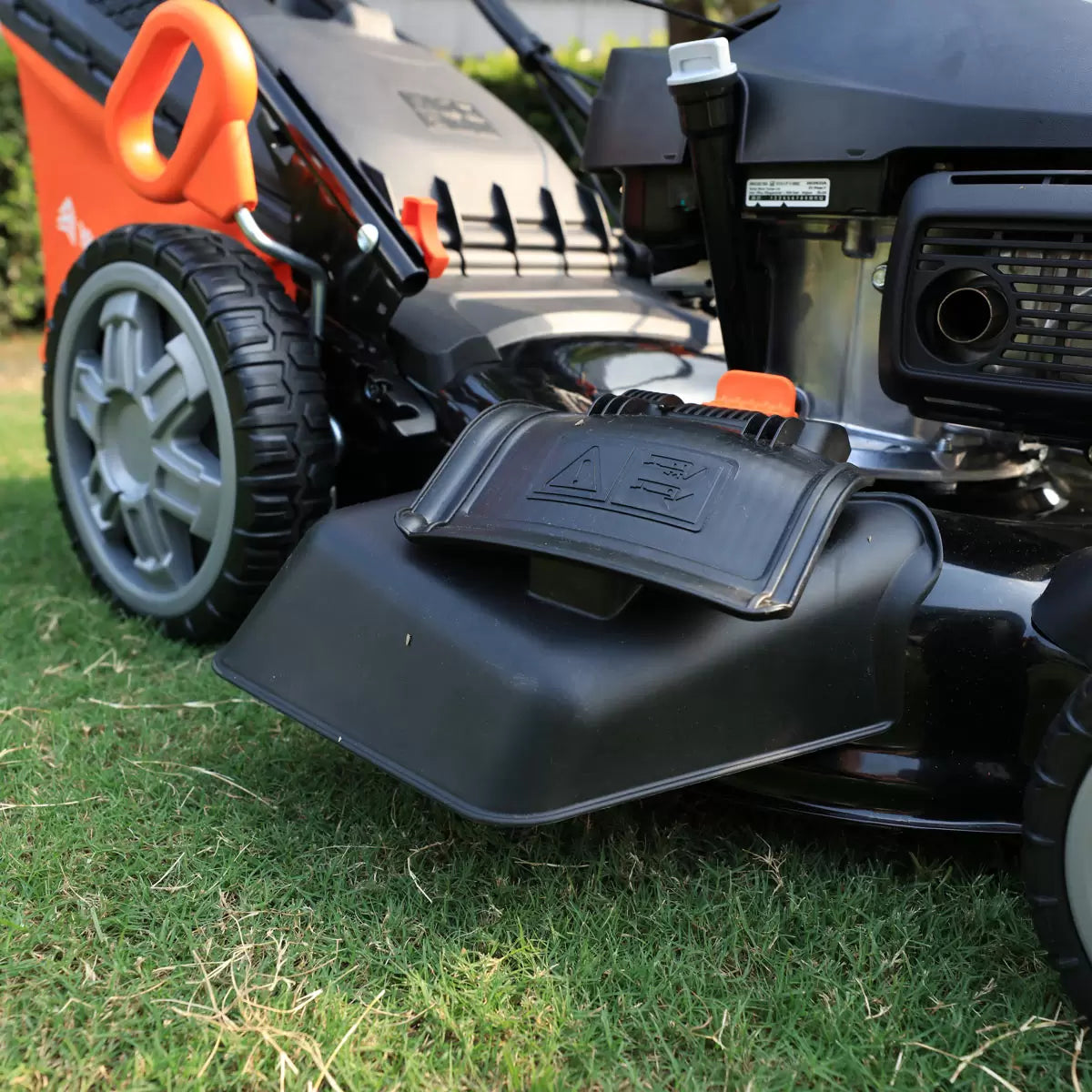 YardForce 167cc Honda Engine 51cm Self-Propelled Petrol Lawn Mower