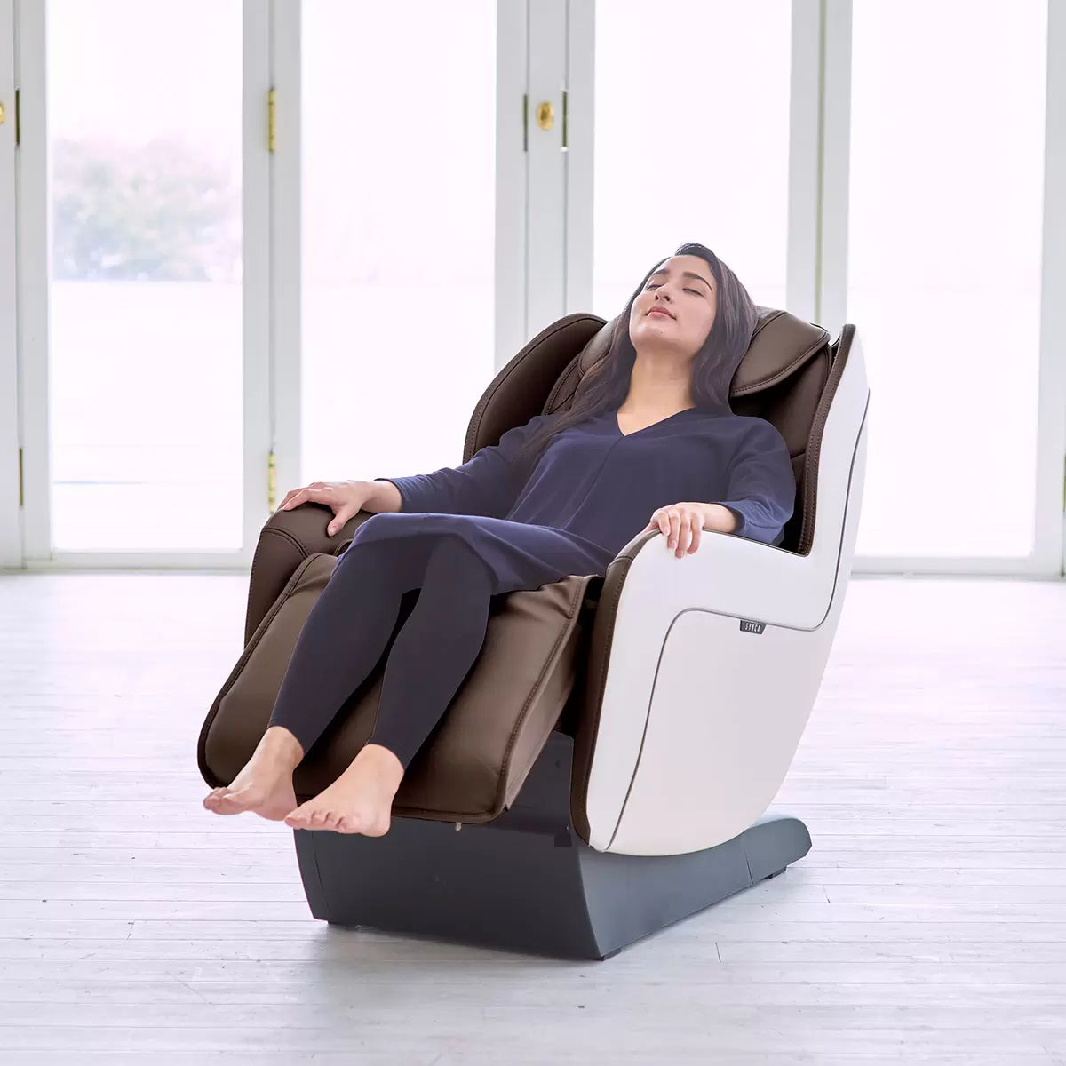 SYNCA CirC+ Massage Chair in Espresso