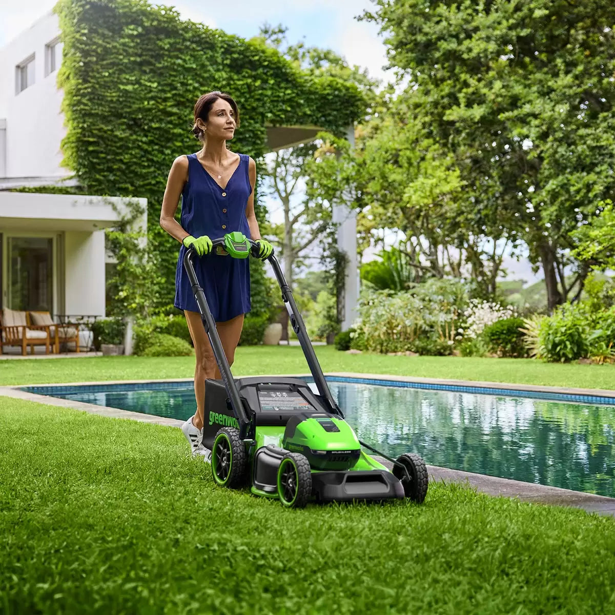 Greenworks 48V 46cm Self-Propelled Cordless Lawn Mower + 2 x 24V (4Ah) Batteries