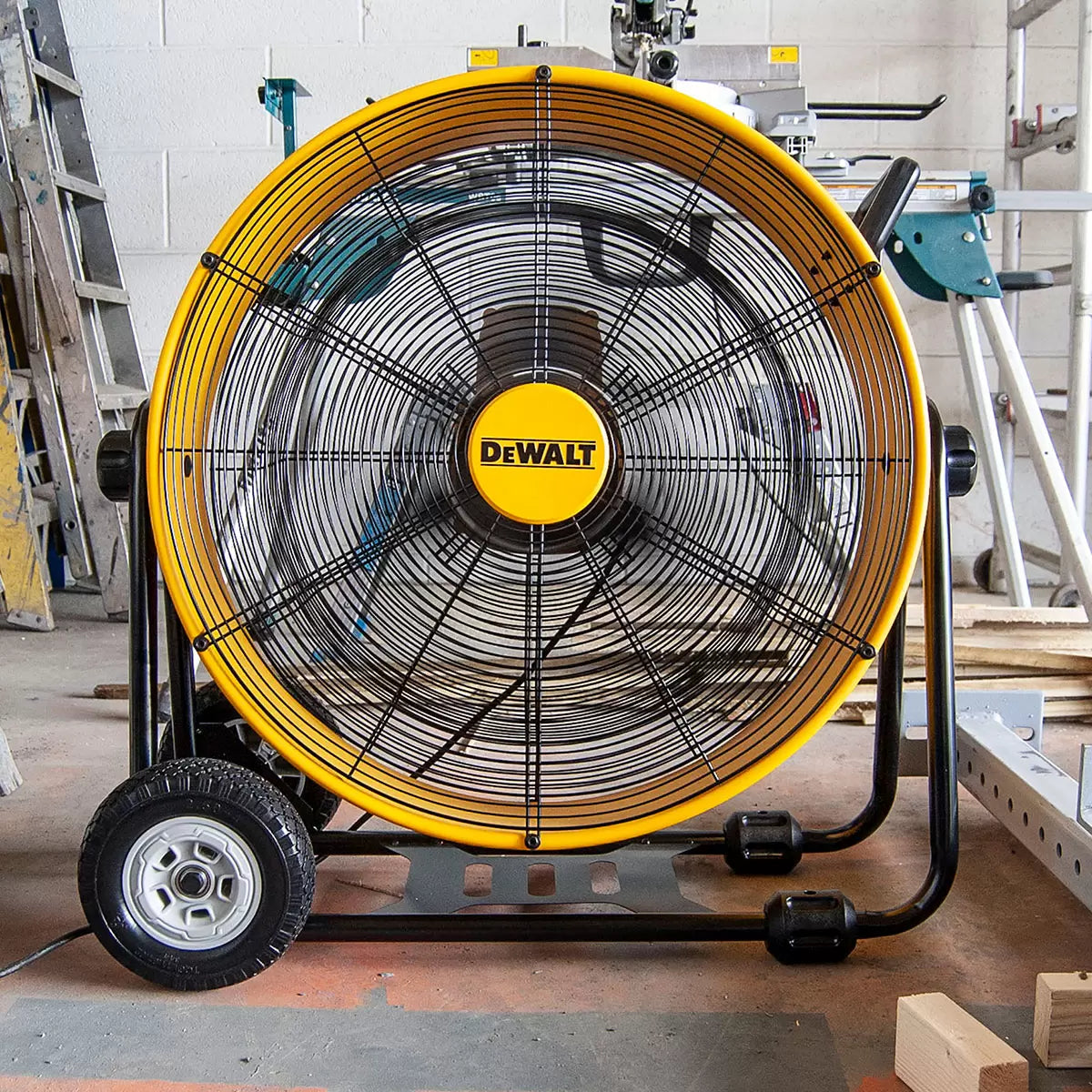 DEWALT® 24" (61cm) Industrial Floor Fan