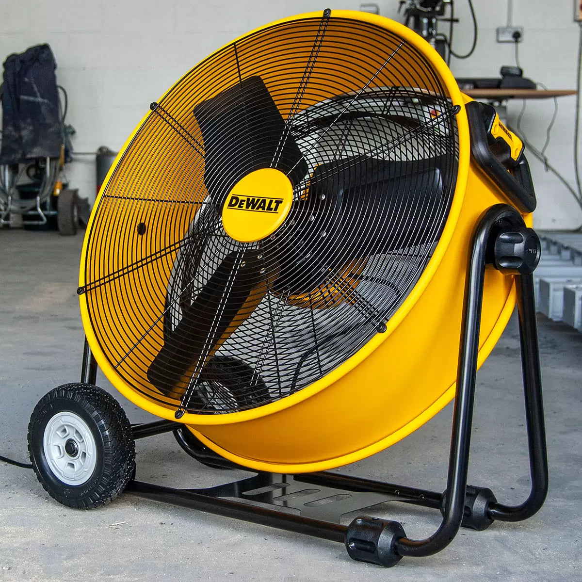 DEWALT® 24" (61cm) Industrial Floor Fan