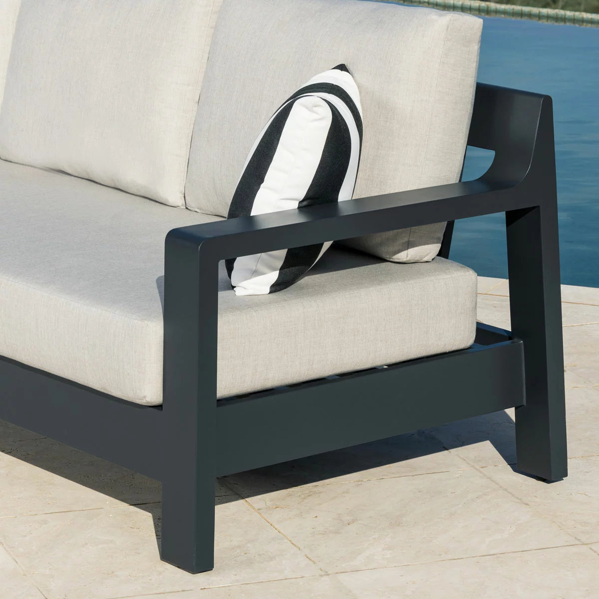 MoDe Terressa 4 Piece Deep Seating Set + Cover
