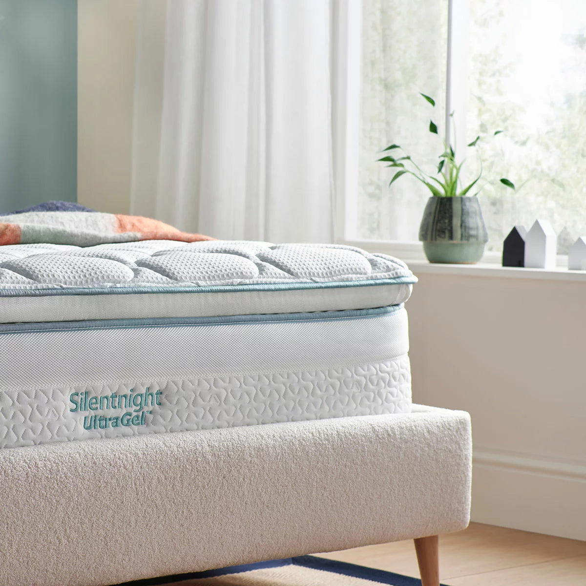 Silentnight UltraGel Cool-to-Touch 2000 Pocket Pillow Top Mattress in 4 Sizes