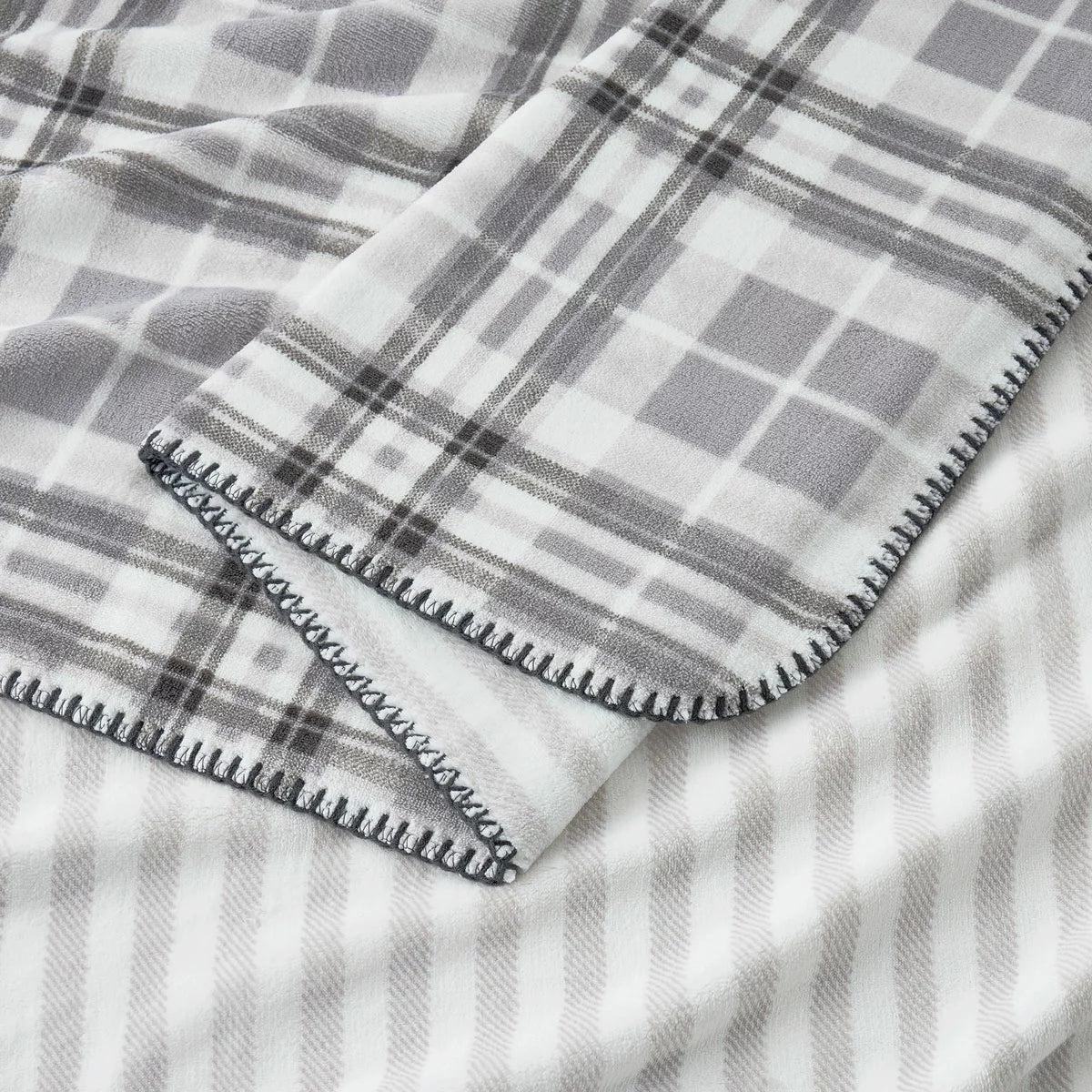 Casual Living Reversible Plush Throw in 6 Designs, 127 x 177 cm
