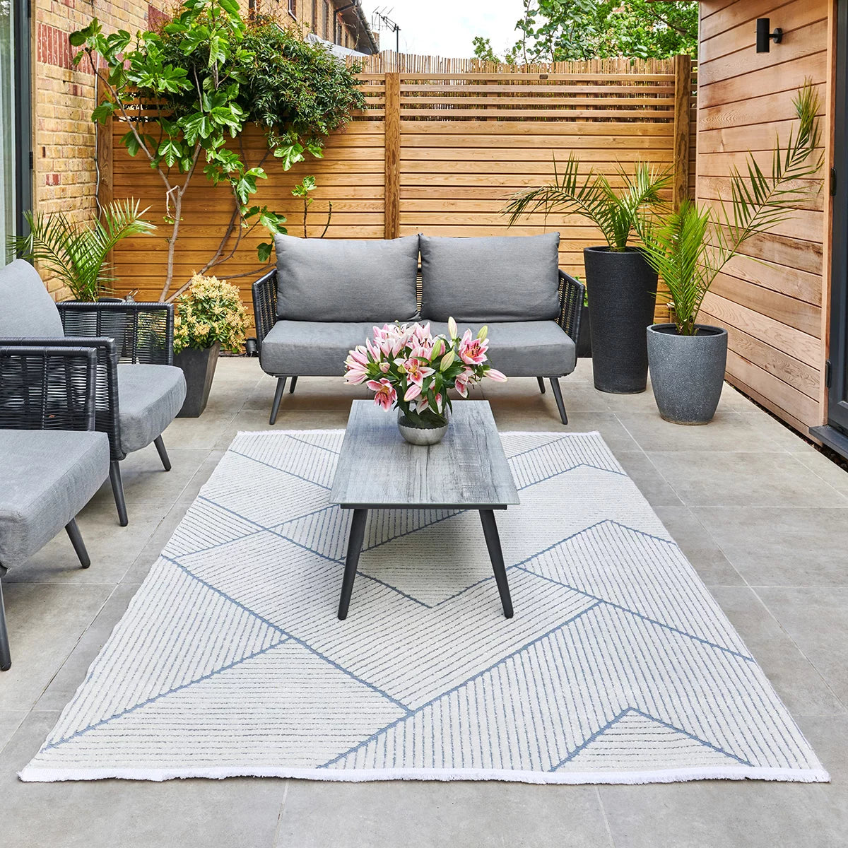 Concept Looms Jazz Blue Geo Indoor Outdoor Rug, in 2 Sizes