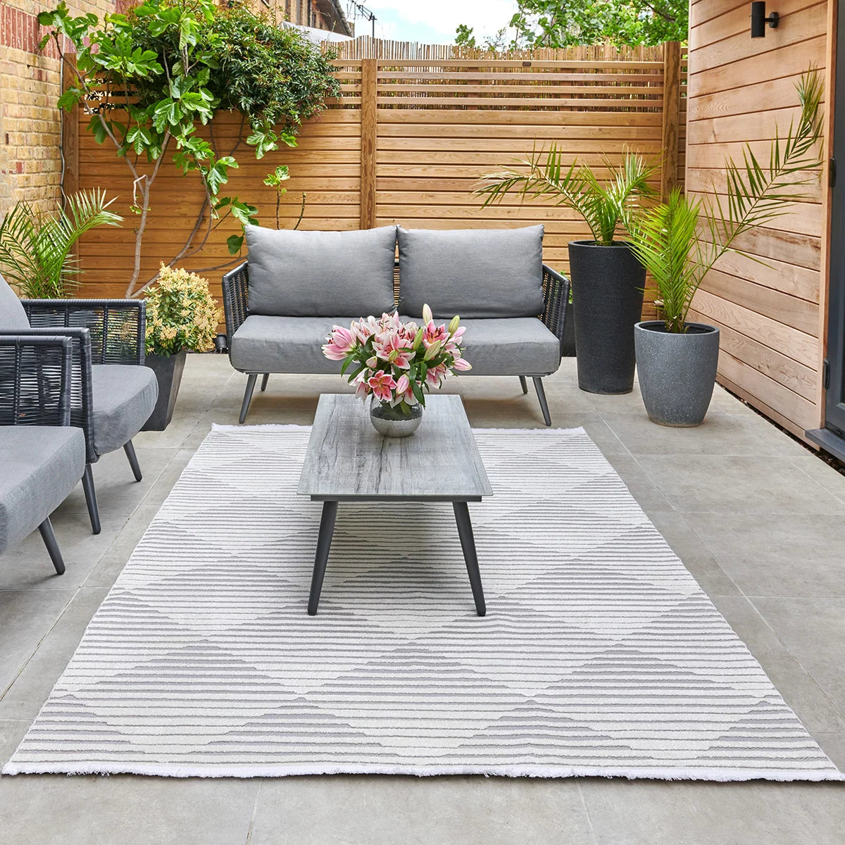 Concept Looms Jazz Grey Diamond Indoor Outdoor Rug, in 2 Sizes