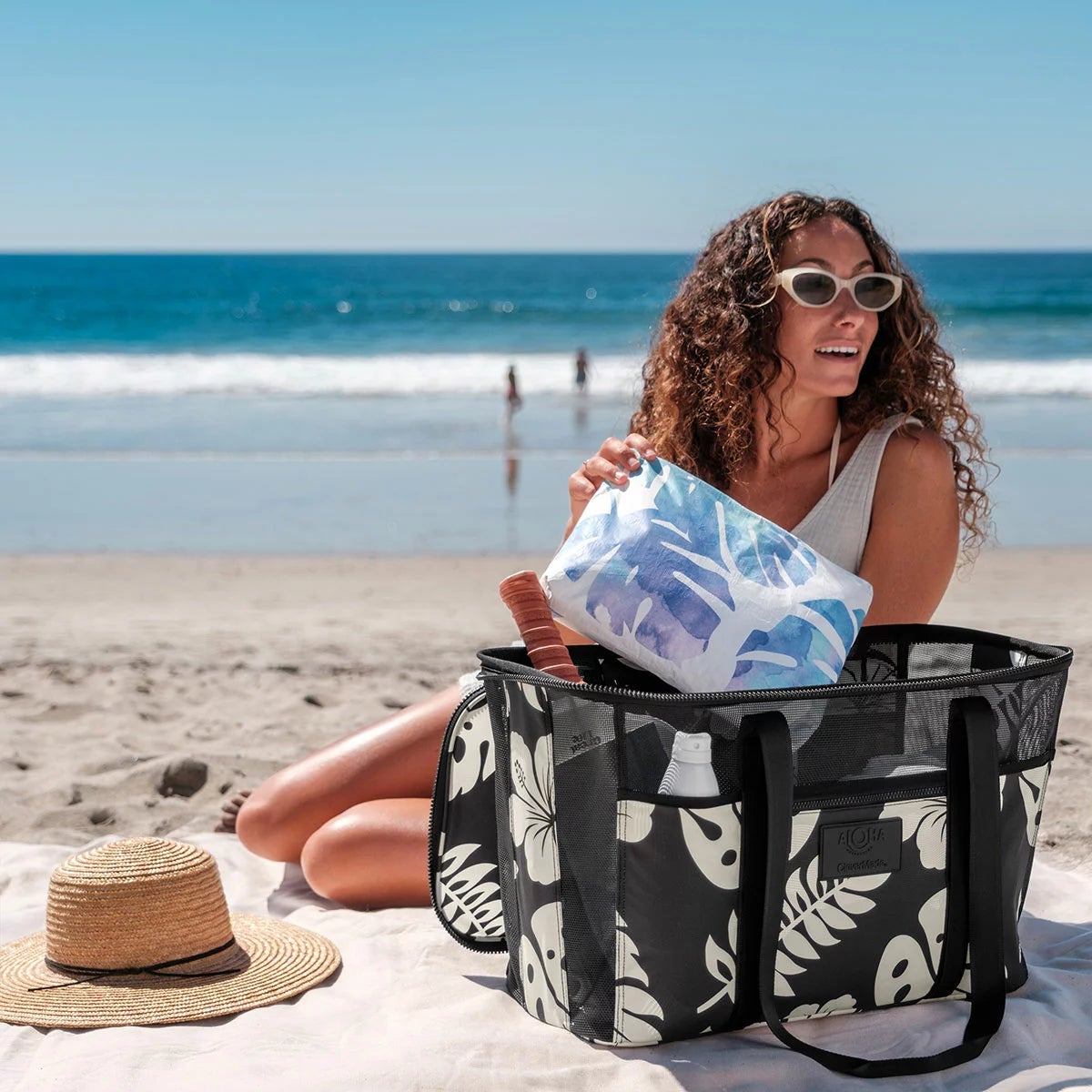 Aloha + CleverMade Collapsible Beach Tote in Two Colours, view 5