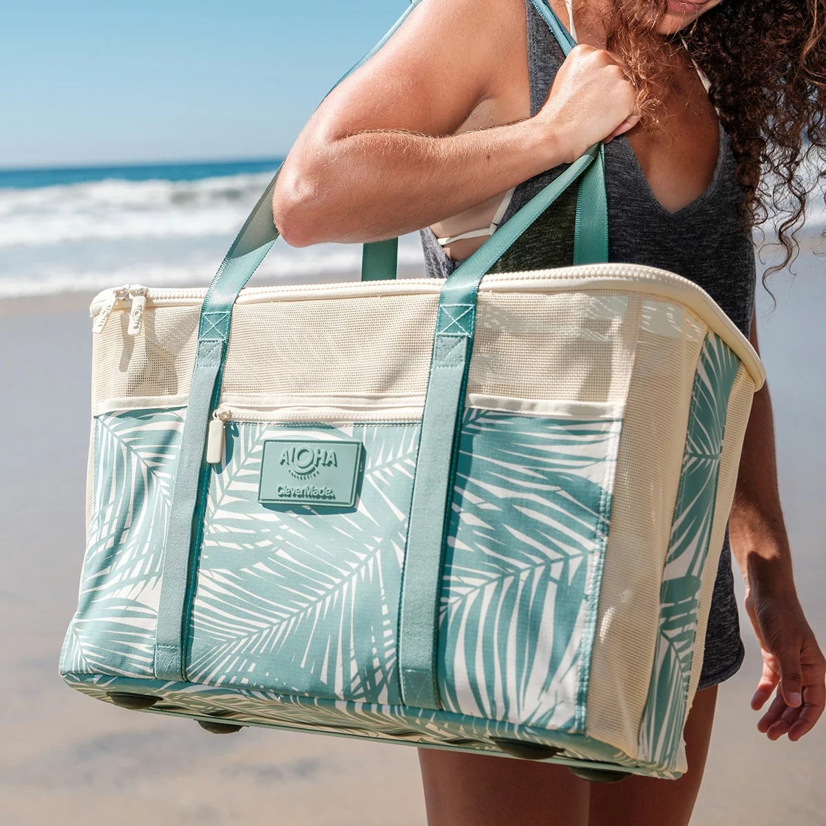 Aloha + CleverMade Collapsible Beach Tote in Two Colours, view 8