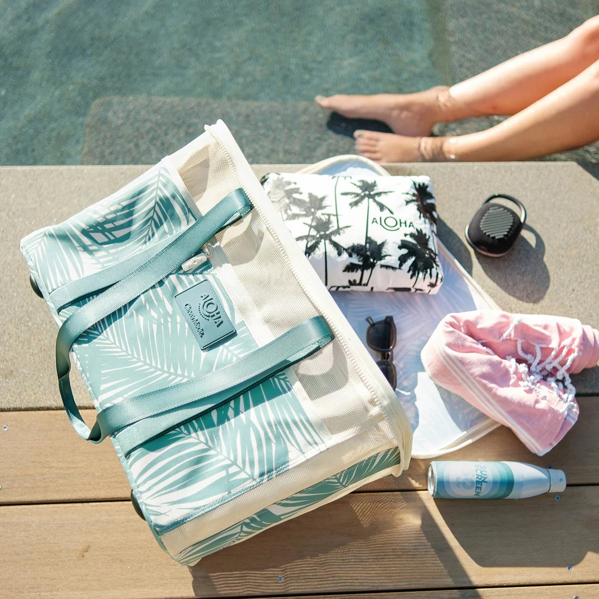 Aloha + CleverMade Collapsible Beach Tote in Two Colours, view 13