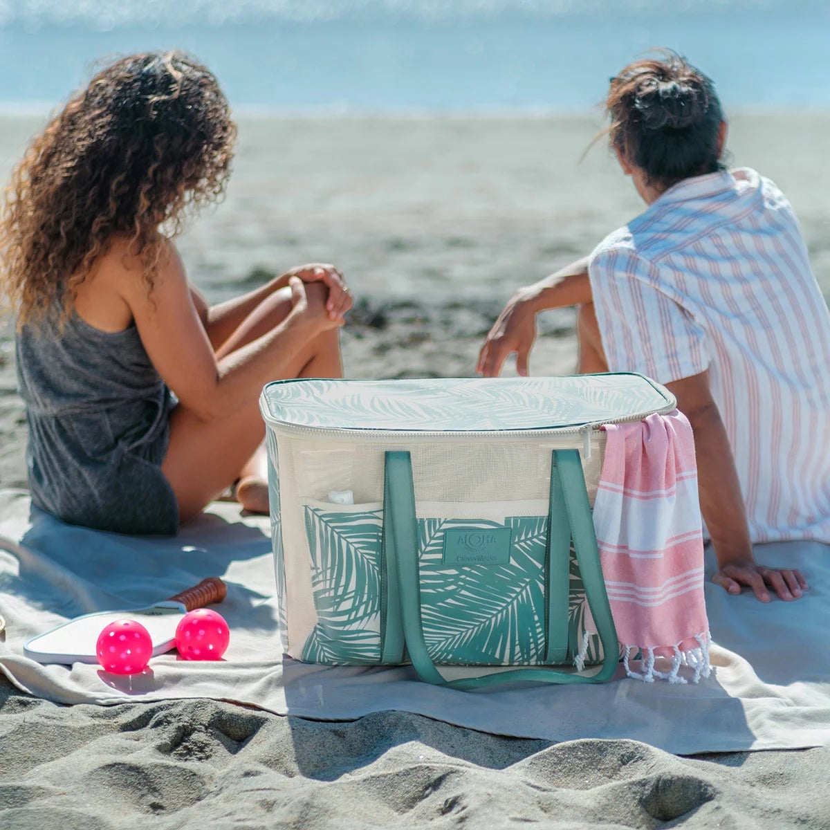 Aloha + CleverMade Collapsible Beach Tote in Two Colours, view 12