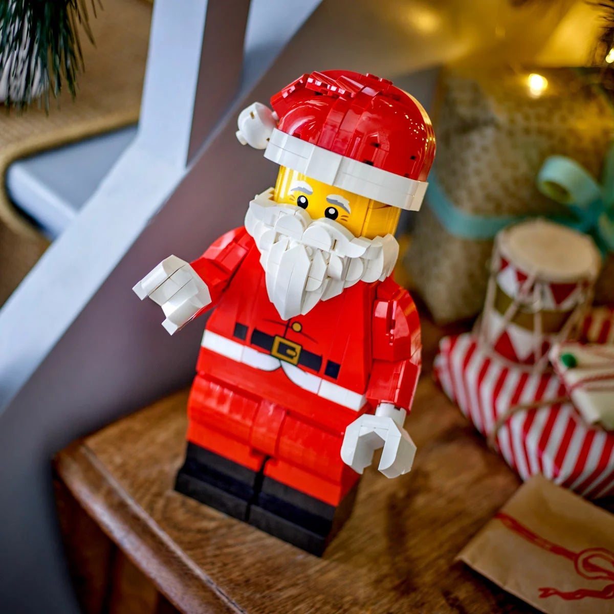 LEGO Iconic Up-Scaled Santa Minifigure - Model 40820 (10+ Years), view 5