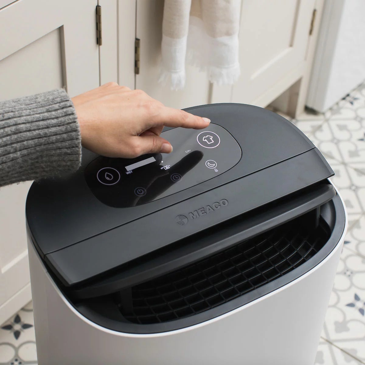 MeacoDry Arete Two Dehumidifier & Air Purifier 25L in Charcoal, view 8