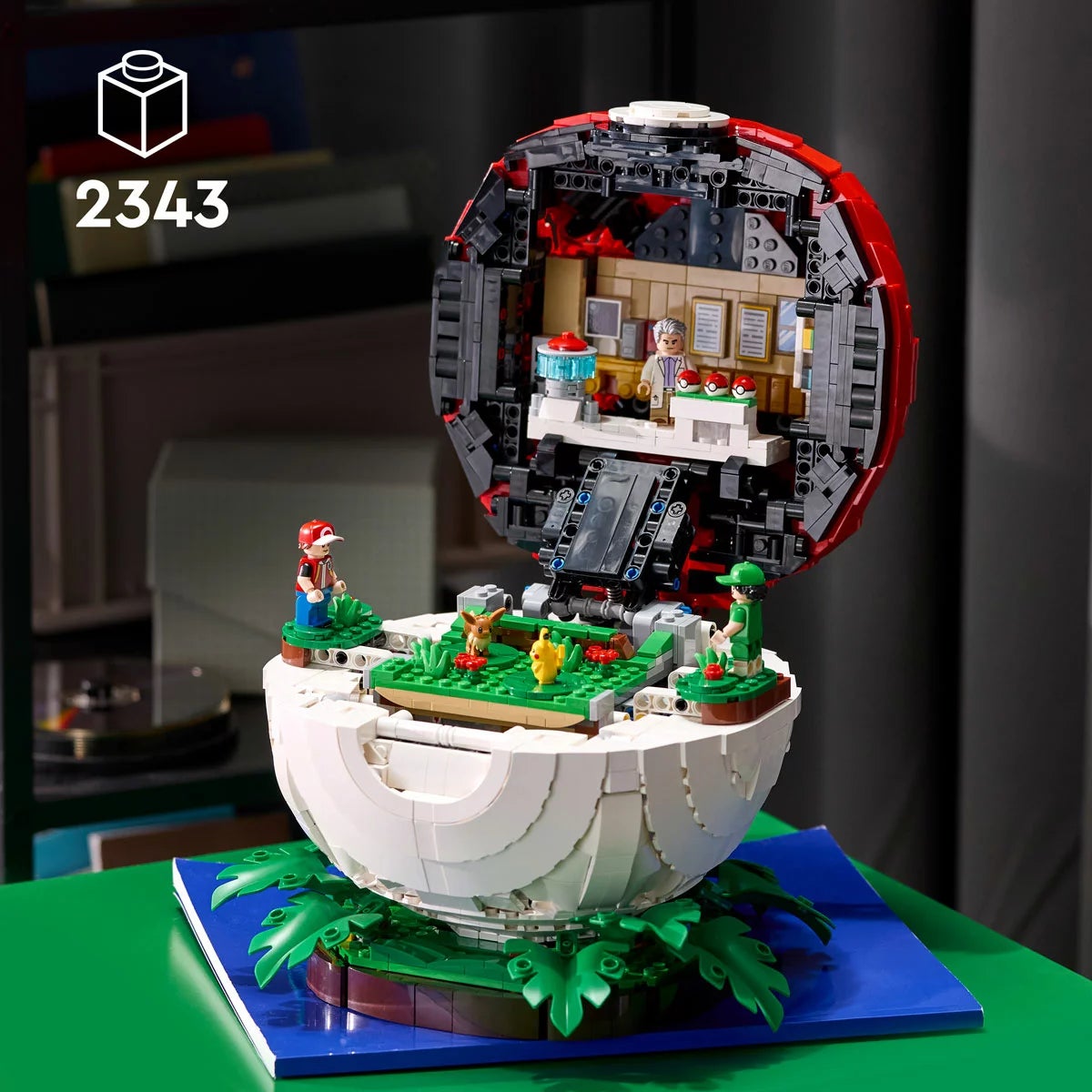 LEGO Pokémon Iconic Trainer Moments Poké Ball - Model 72154 (18+ Years), view 2