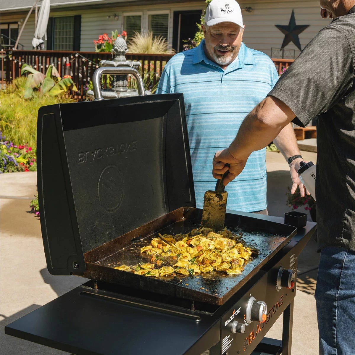 Blackstone 28" Griddle Gas Barbecue Griddle with Hood, view 3
