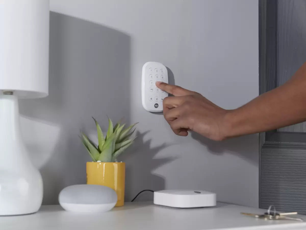Yale IA-320 10pc Sync Smart Home Alarm with x4 Motion Sensors and x3 Window/Door
